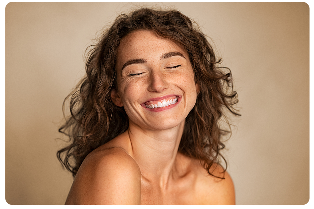 mulher branca com a pele perfeita sorrindo para ilustrar a página contato sac croma